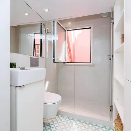 Cosy 2 Bed Flat With Terrace Near Av Liberdade Лиссабон